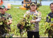 Bersama Forkopimda Purwakarta Dan Jasa Tirta II, AKBP Edwar Zulkarnain Bersihkan Eceng Gondok Di Waduk Jatiluhur