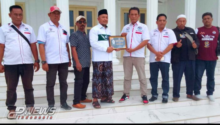 Penyerahan Anugerah Golden Awards Iwo Indonesia Pada Tokoh Masyarakat Indramayu