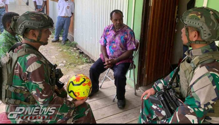 Satgas Yonif 323 Buaya Putih Kostrad Bagikan Sarana Olahraga