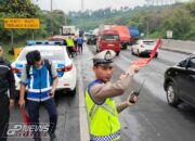 Satlantas Polres Purwakarta Bantu Evakuasi Mobil Truk Terguling Di Tol Cipularang
