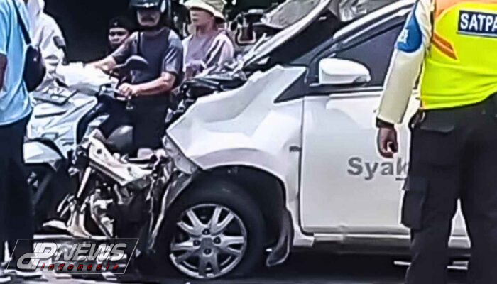 Dua Kendaraan Roda Empat Tertabrak di Perlintasan Kereta Api Di Bekasi