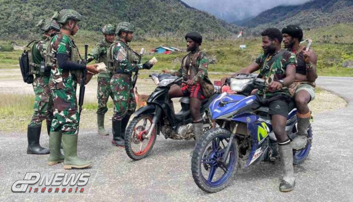 Minggu Kasih, Satgas Pamtas RI-PNG Mobile Yonif 323 Kostrad Ksatria Buaya Putih Berbagi Makanan