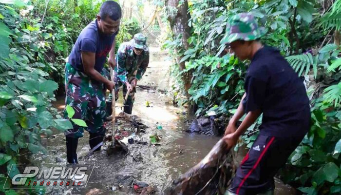 Satgas Citarum Harum Sektor 12 Subsektor 3 Cikalongkulon Bersihkan Aliran Sungai Ciraden