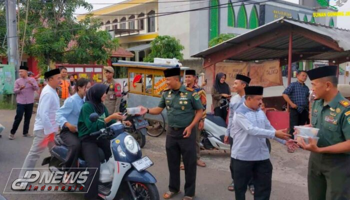 Jelang Buka Puasa, Dandim 0617 Majalengka Bagi Takjil Kepada Masyarakat