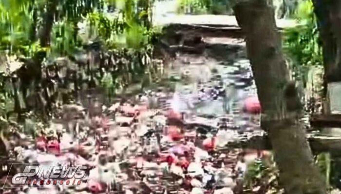 Sampah Menumpuk di Saluran Air Irigasi Tegal Danas