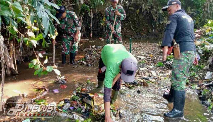 Satgas Citarum Sektor 12 Subsektor 3 Cikalongkulon Bersihkan Sungai Cikundul