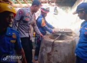 Anggota Polres Purwakarta Bantu Evakuasi Lansia Yang Tercebur Ke Dalam Sumur