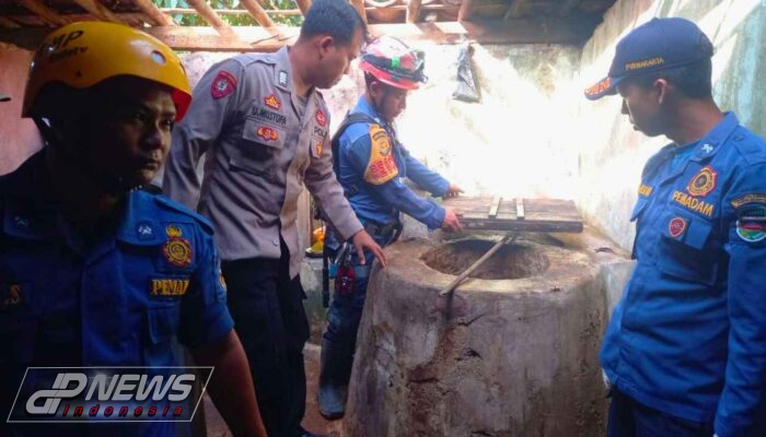 Anggota Polres Purwakarta Bantu Evakuasi Lansia Yang Tercebur Ke Dalam Sumur