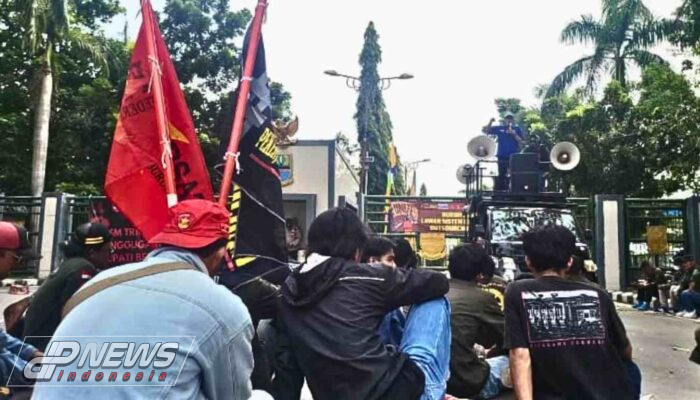 Aksi Buruh Gelar Unjuk Rasa di Pemda Kabupaten Bekasi Tolak PHK Masal