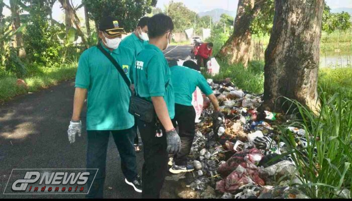 Sampah Berserakan di Tepi Jalan, Pemdes Bobojong Turun Tangan