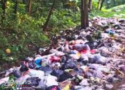 Tumpukan Sampah Sumber Bau Tak Sedap Yang Abadi di Jalan Rajamandala