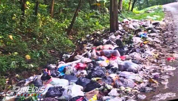 Tumpukan Sampah Sumber Bau Tak Sedap Yang Abadi di Jalan Rajamandala