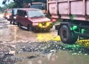 Jalan Rajamandala Diduga Biarkan Hancur Berlobang Tanpa Perbaikan