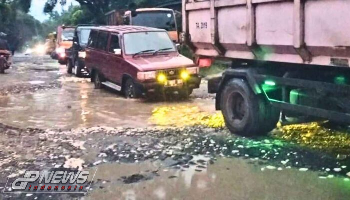 Jalan Rajamandala Diduga Biarkan Hancur Berlobang Tanpa Perbaikan