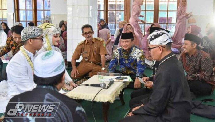 Jadi Saksi Nikah, Sekda Dian Serahkan Dokumen Kependudukan Usai Ijab Kabul