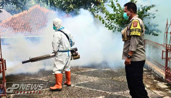 Peduli Kesehatan, Bhabinkamtibmas Maja Selatan Dampingi Kegiatan Fogging di Desa Binaan