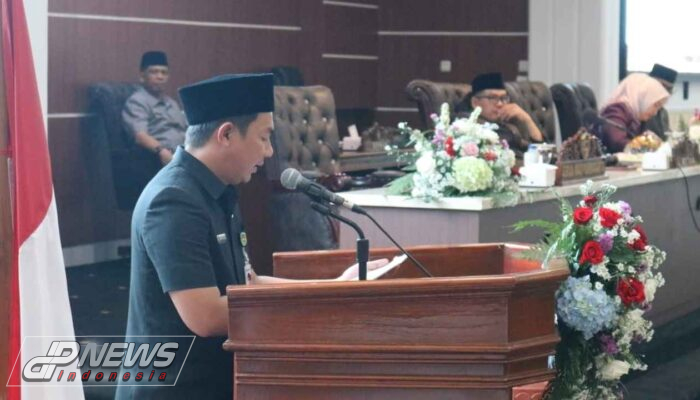 Sekda Norman Nugraha Sampaikan Penjelasan Bupati terhadap Ranperda tentang RPJPD 2025-2045 pada Rapat Paripurna Tingkat I DPRD Purwakarta