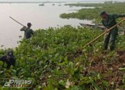 Satgas Citarum Harum Sektor 12 Angkat Gulma Eceng Gondok di Dermaga Coklat