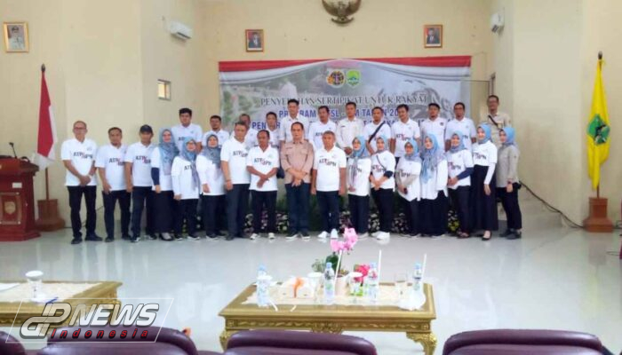 Pj Bupati Dedi Supandi Serahkan secara Simbolis SHM PTSL Tahun 2024