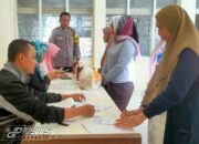 Bhabinkamtibmas Desa Maja Selatan Pantau Penyaluran Bantuan Pangan di Kantor Desa