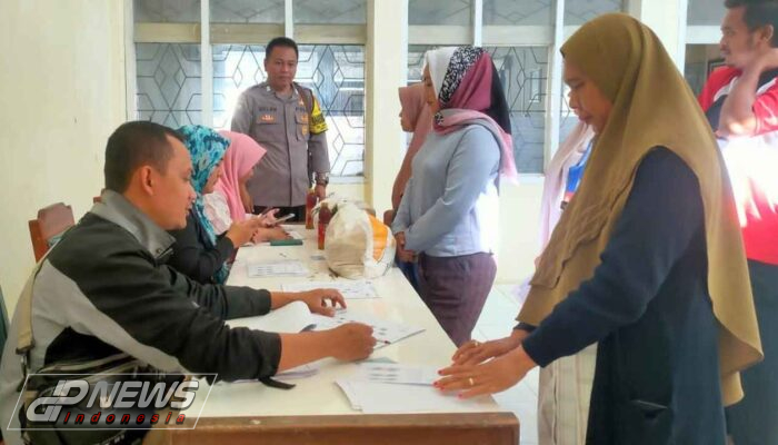 Bhabinkamtibmas Desa Maja Selatan Pantau Penyaluran Bantuan Pangan di Kantor Desa