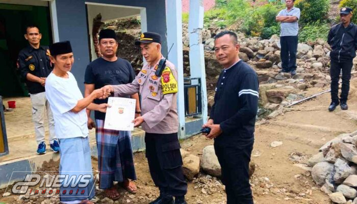 Kapolres Majalengka Berikan Bantuan Kepada Ketua Ponpes Sabilul Yaqin