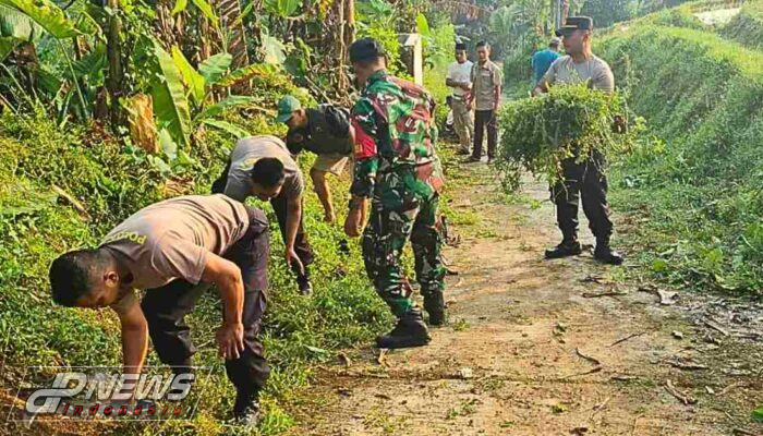 Bersama Warga, Polisi di Purwakarta Gelar Kegiatan Jumat Bersih