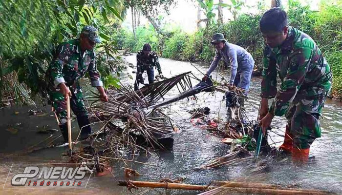 Satgas Citarum Harum Sektor 12 Sub Sektor 3 Cikalongkulon Bersihkan Anak Sungai Cikundul