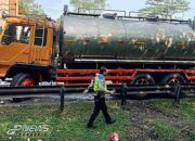 Polisi Sigap Tangani Kecelakaan Truck Kontainer dan Truck Tangki