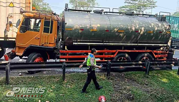 Polisi Sigap Tangani Kecelakaan Truck Kontainer dan Truck Tangki