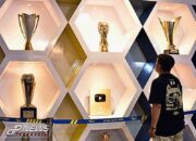 Persib Pajang Trofi Juara Liga 1, Bobotoh Boleh Foto Foto