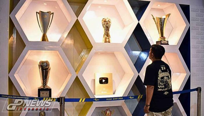 Persib Pajang Trofi Juara Liga 1, Bobotoh Boleh Foto Foto