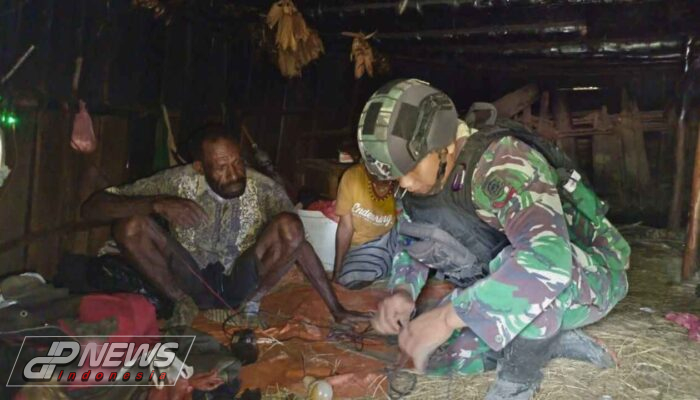Satgas Mobile Yonif 323 Buat Terang Honai Warga Papua