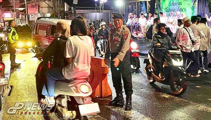Pengamanan Pawai Obor Dalam Menyambut 1 Muharram Oleh Personil Polres Purwakarta