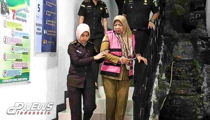 Tersangka Kasus Tipikor Kades Karang Rahayu di Amankan Kejari Kabupaten Bekasi