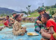 Berbagi di Minggu Kasih, Pos Gome Satgas Yonif 323 Bagikan Makanan Untuk Masyarakat