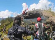 Satgas Yonif 323 Buaya Putih Bagikan Bendera Merah Putih Dan Sembako Untuk Masyarakat