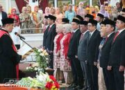 Dari 50 Anggota Dewan Perwakilan Rakyat Membacakan Sumpah Jabatan Di Hari Pelantikan