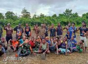 Satgas Habema dan Warga Mumugu Gotong Royong Bangun Lapangan Voli