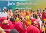 Ribuan Pendukung Memadati Jalan Kota Mengantarkan Calon Pasangan Anne Ratna Mustika dan Budi Hermawan Ke KPUD