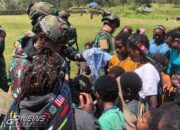 Membagikan Pakaian Untuk Anak-Anak Pedalaman Papua Tengah Oleh Satgas Yonif 323