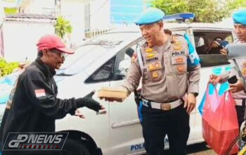 Kamis Berbagi, Personel Sipropam Polres Cianjur Bagikan Nasi Kotak