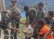 Prajurit TK Pintu Jawa Satgas Yonif 323 Berbagi Makanan Dalam Rangka HUT TNI Ke-79