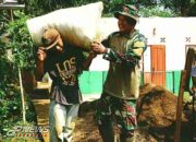 Disela Pekerjaan Fisik, Anggota Satgas TMMD 122 Desa Ciandam Bantu Warga