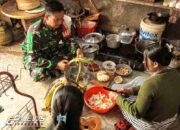 Babinsa Bantu Relawan Dapur Umum Satgas TMMD Ke 122 Kodim 0608 Cianjur