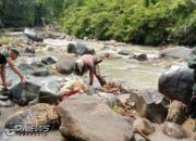 Satgas Citarum Sektor 12 Bersihkan Sampah Di Sepanjang Aliran Sungai Cibalagung