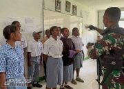 Keakraban Satgas Yonif 323 Saat Latihan Pemuda-Pemudi Papua Bernyanyi dan Bermain Musik