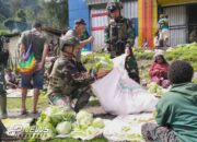 Satgas Yonif 323 TK Beoga Borong Hasil Bumi Mama Papua di Pasar Milawak