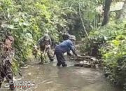 Satgas Citarum Sektor 12 Kembali Bersihkan Sampah di Anak Sungai Cikundul