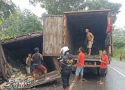 Diduga Hilang Kendali Truk Fuso Bermuatan Minuman Kemasan Terguling Di Jalan Alternatif Jonggol